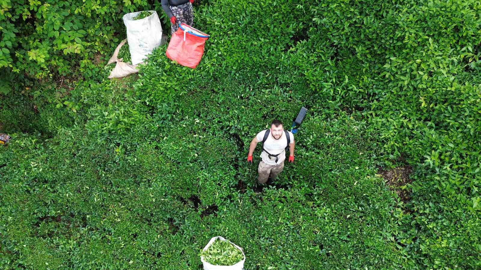 Dron ile &ccedil;ay bah&ccedil;esine su servisi
