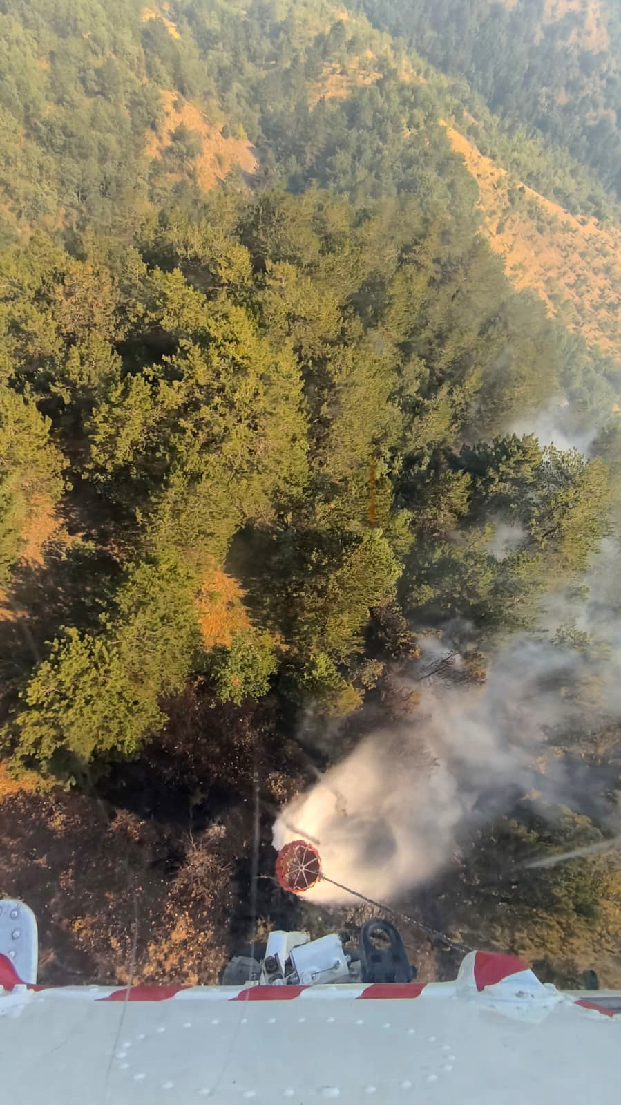 Orman yangınında engebe ve dağlık alanlarda dumanlar y&uuml;kselmeye devam ediyor

