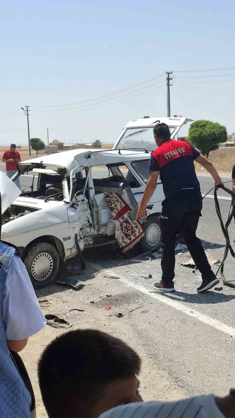 Motosikletin &ccedil;arptığı otomobil devrildi: 1&rsquo;i ağır, 3 yaralı
