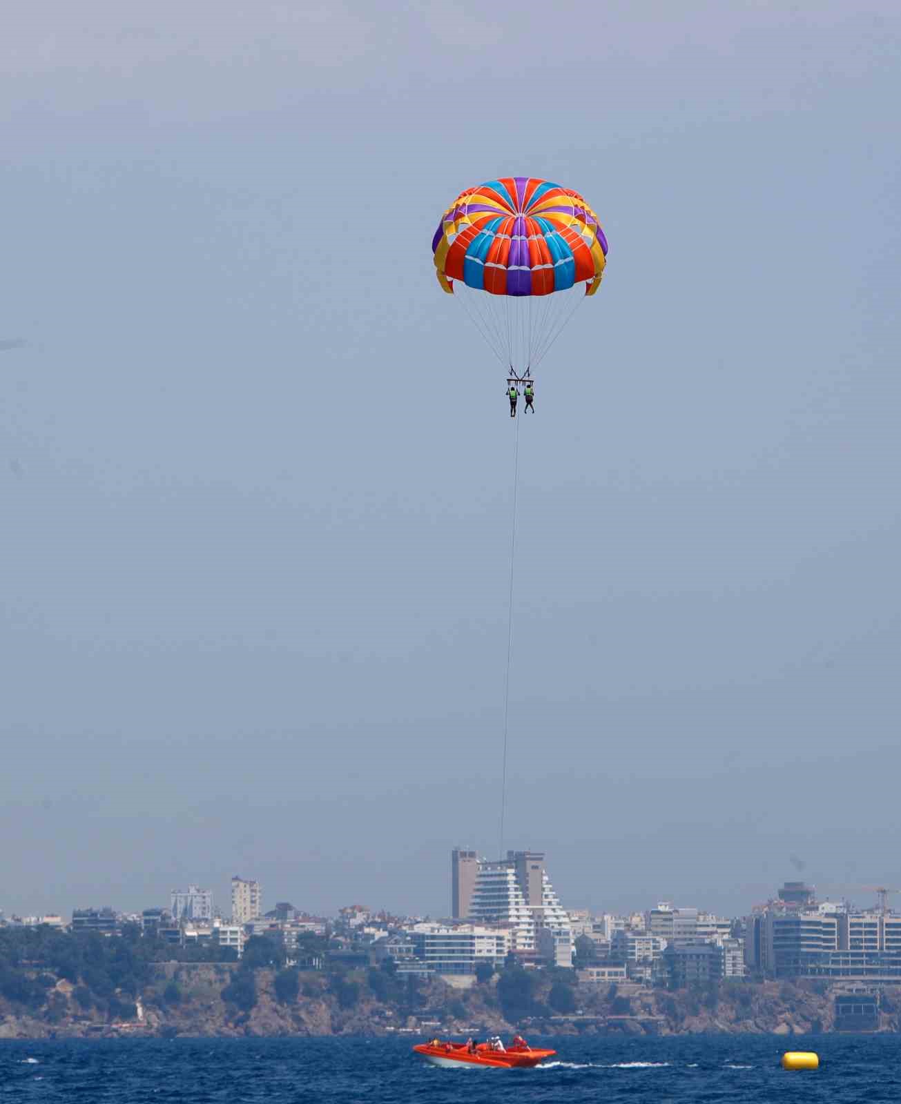 Antalya&rsquo;da hava sıcaklığı 37, deniz suyu 32 derece oldu
