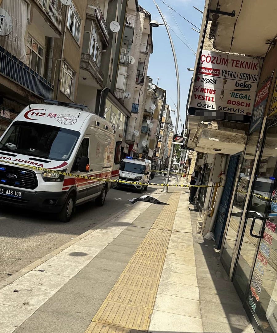 Elazığ&rsquo;da d&ouml;rd&uuml;nc&uuml; kattan d&uuml;şen kadın hayatını kaybetti
