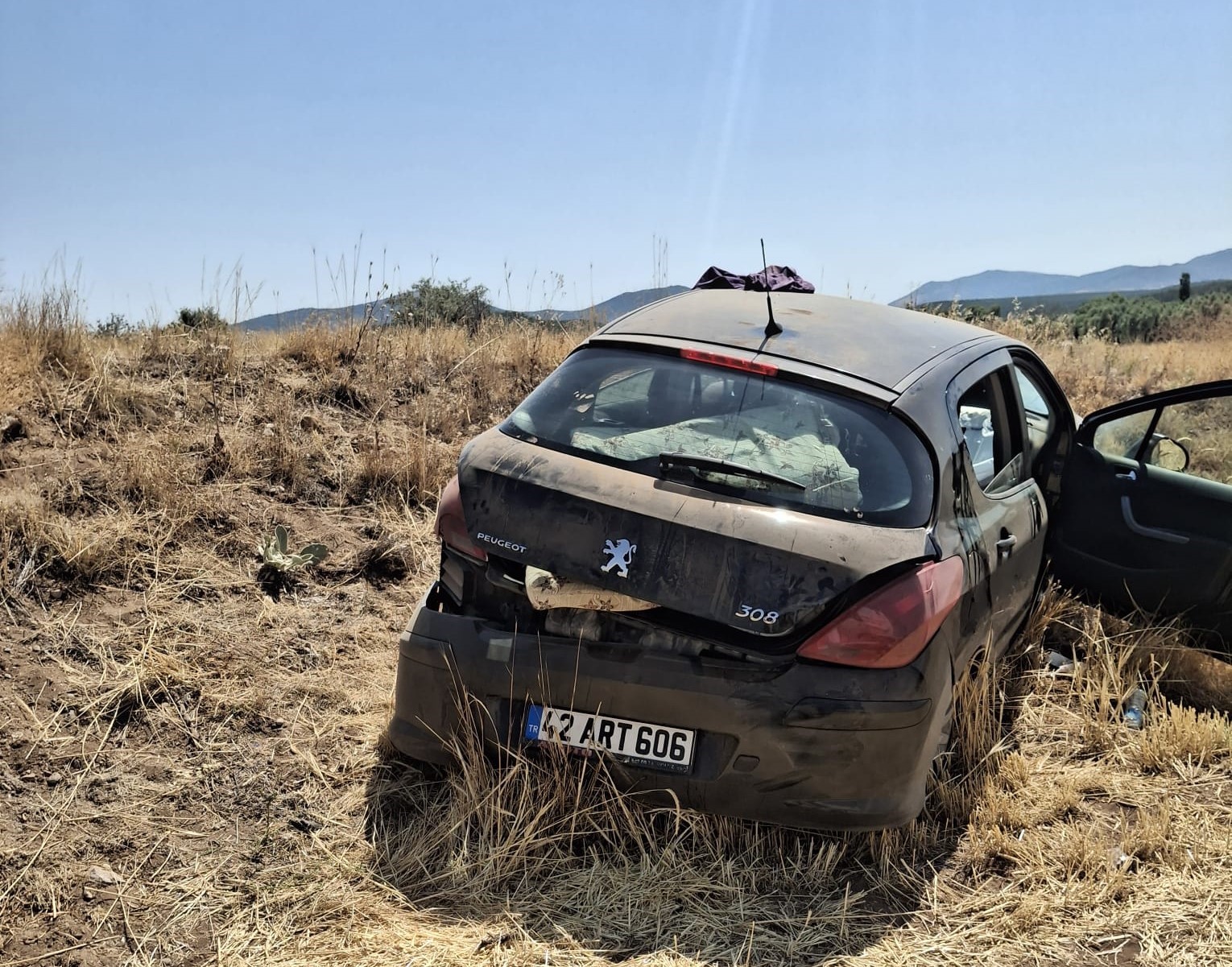 Konya’da kontrolden çıkan otomobil ekin tarlasına savruldu: 4 yaralı
