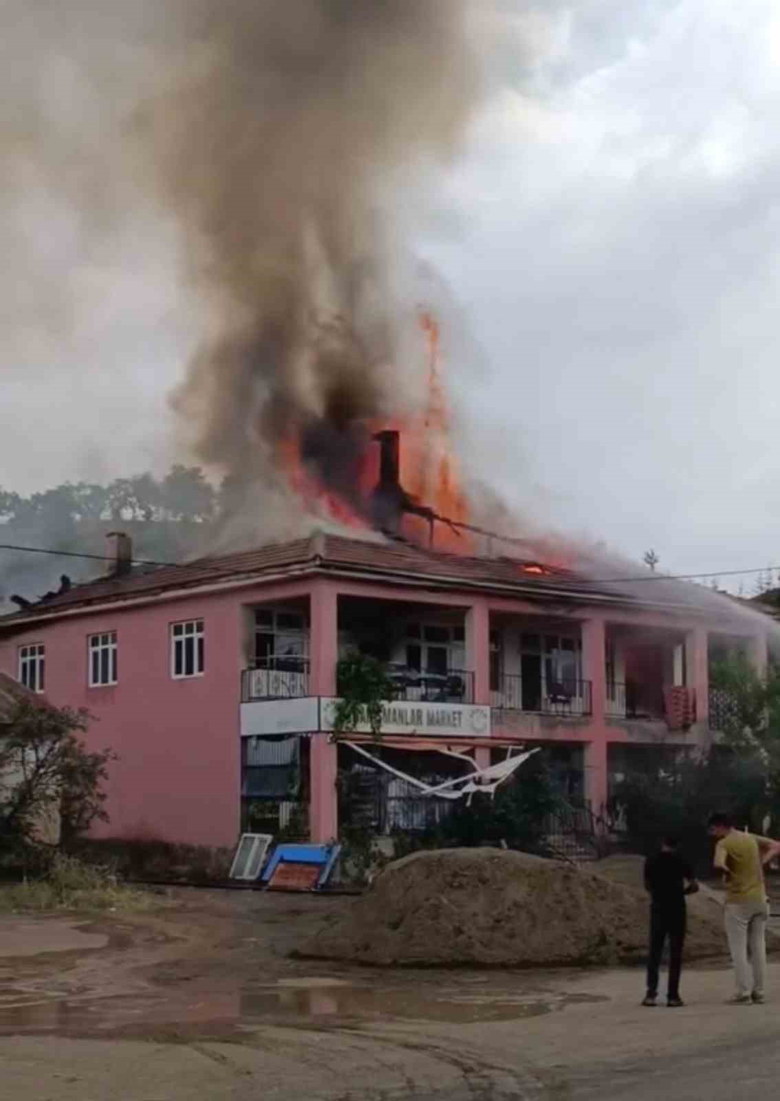 Elazığ’da çatı yangını, itfaiye tarafından söndürüldü