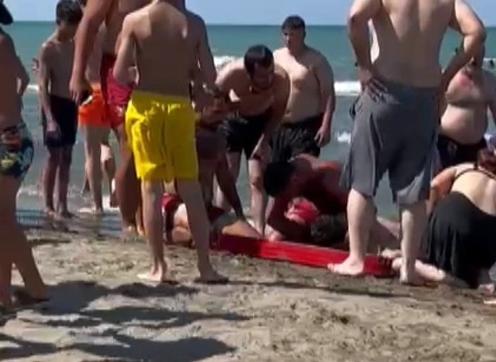 Samsun’da denizde boğulma tehlikesi geçiren genç hastanelik oldu