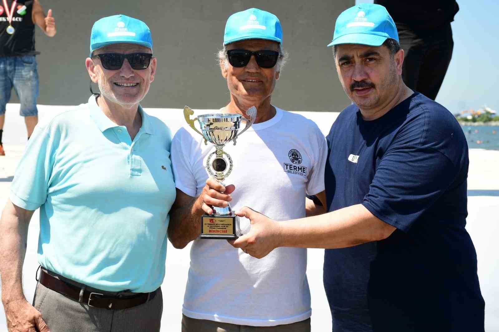 Terme&rsquo;de a&ccedil;ık su y&uuml;zme yarışması renkli g&ouml;r&uuml;nt&uuml;lere sahne oldu
