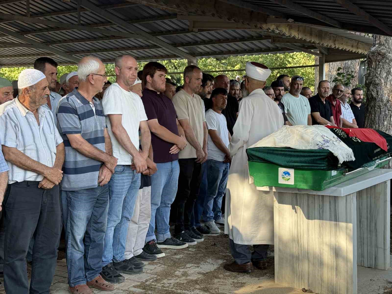 Bıçaklanarak öldürülen 21 yaşındaki genç memleketi Sakarya’da defnedildi