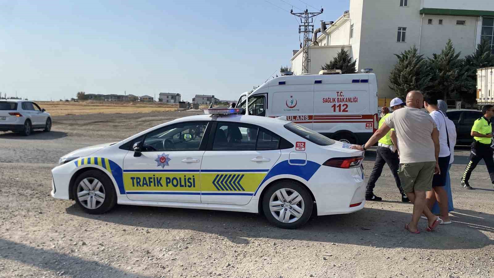 Otomobille çarpışan motosiklet sürücüsü yaralandı