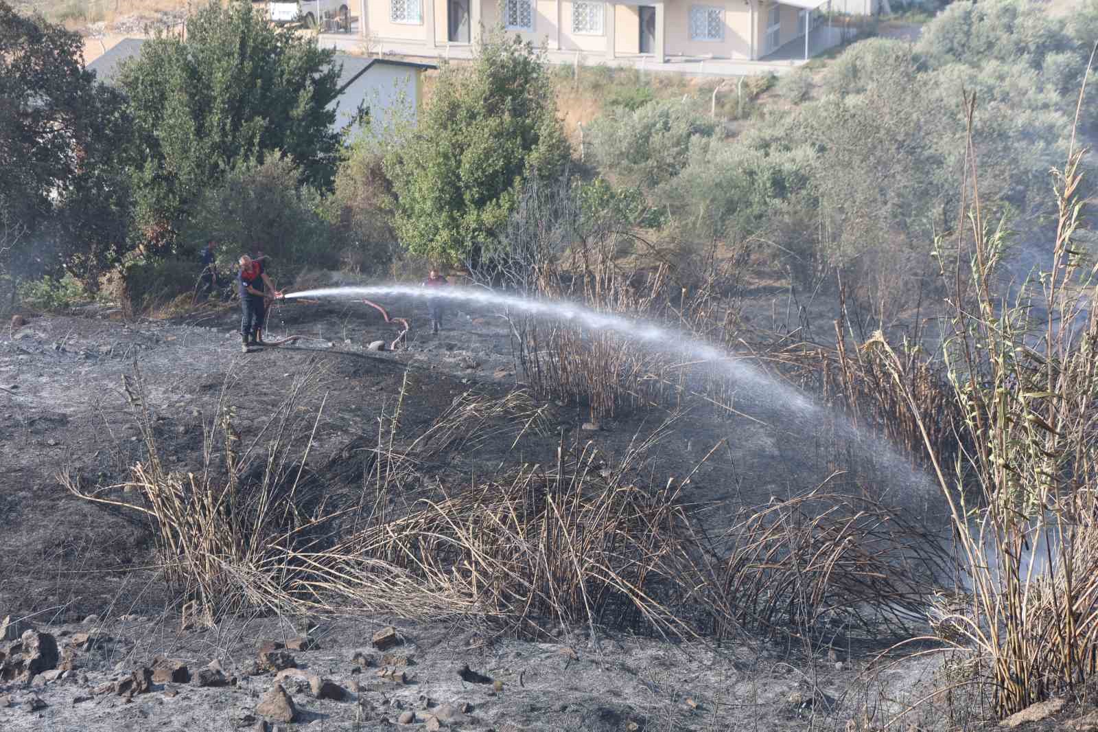 Hatay&rsquo;da &ccedil;ıkan bah&ccedil;e yangını b&uuml;y&uuml;meden s&ouml;nd&uuml;r&uuml;ld&uuml;
