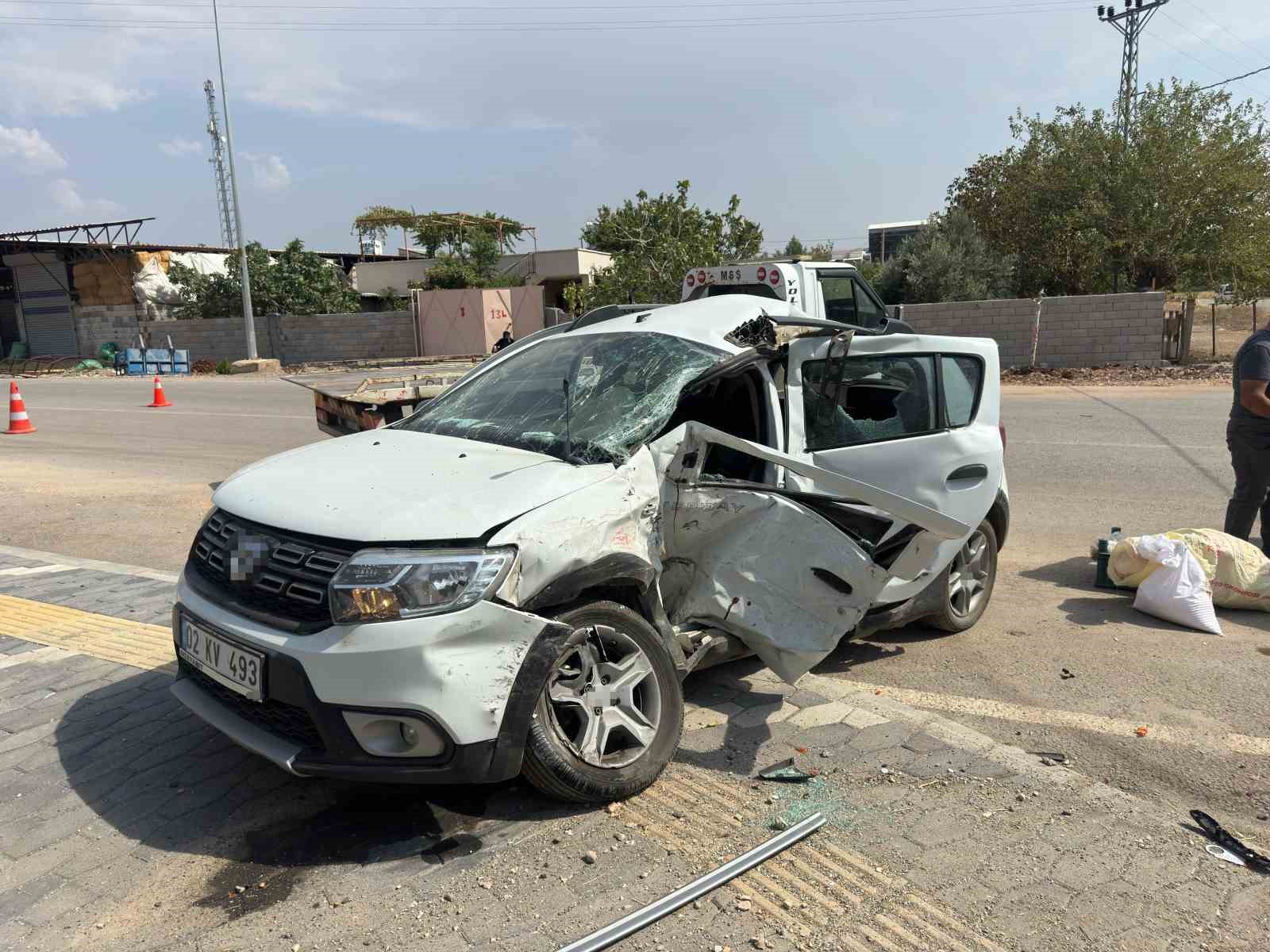 Adıyaman’da minibüs ile hafif ticari araç çarpıştı: 1’i ağır 2 yaralı