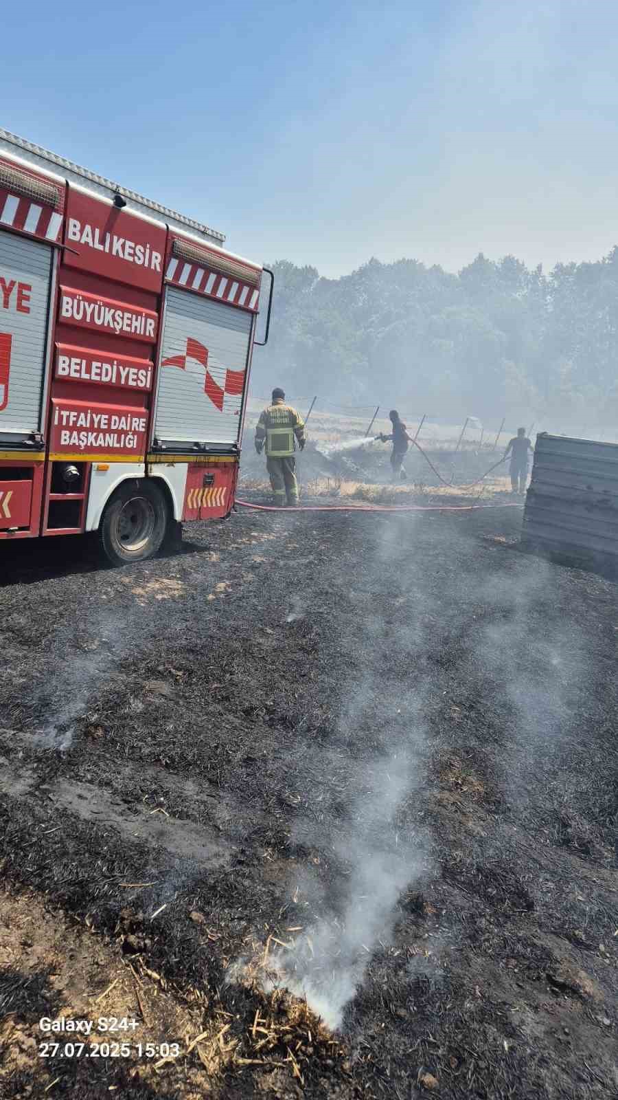 Bandırma&rsquo;da anız ve ot yangını s&ouml;nd&uuml;r&uuml;ld&uuml;
