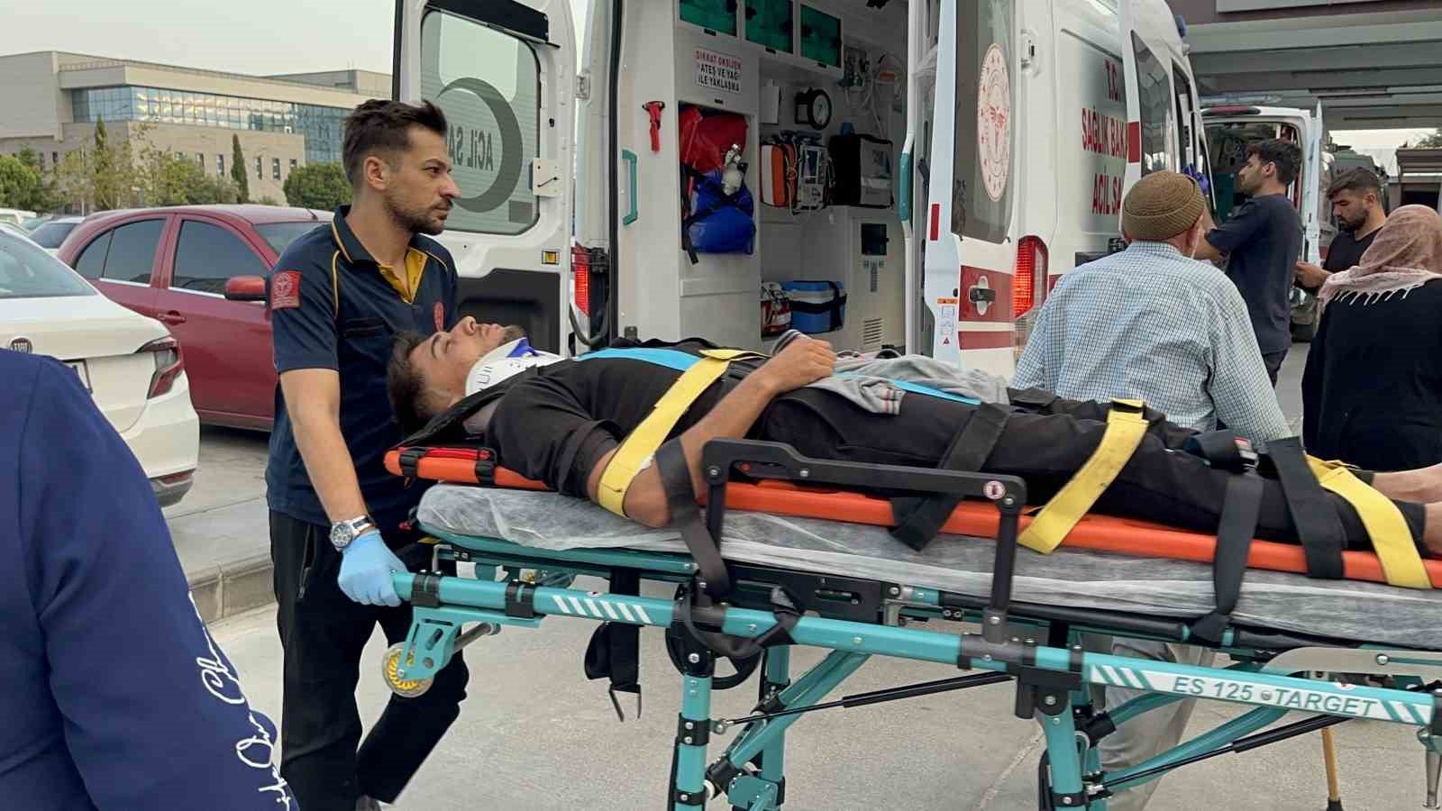 Kahta’da motosiklet otomobille çarpıştı: 2 ağır yaralı