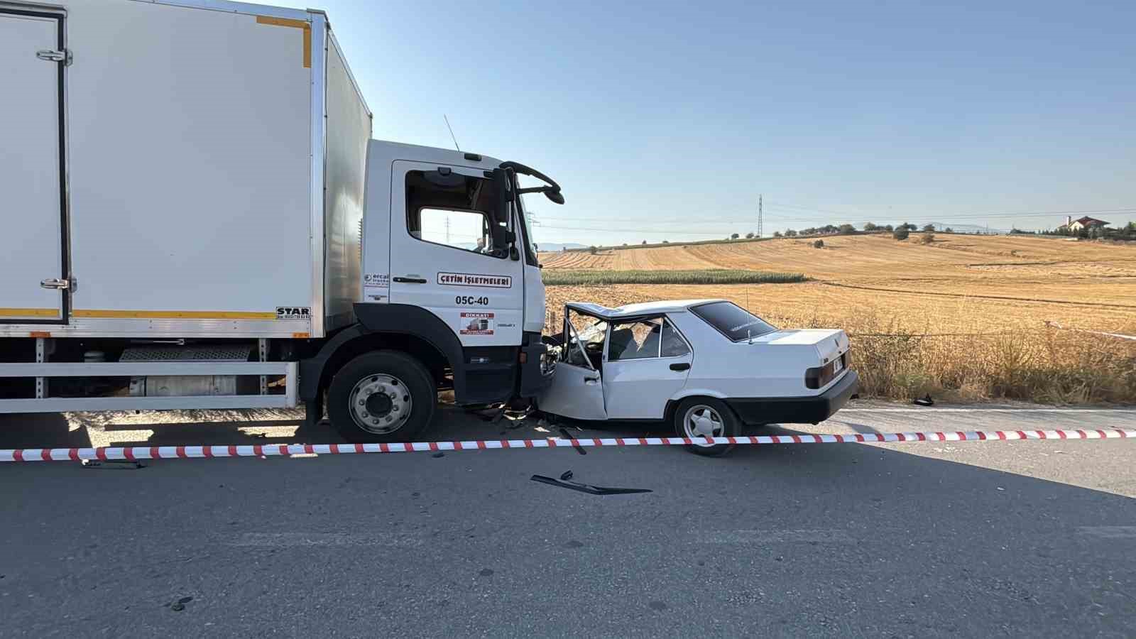 Bolu’da kamyonla çarpışan Fiat Tofaş hurdaya döndü: 1’i ağır 2 yaralı