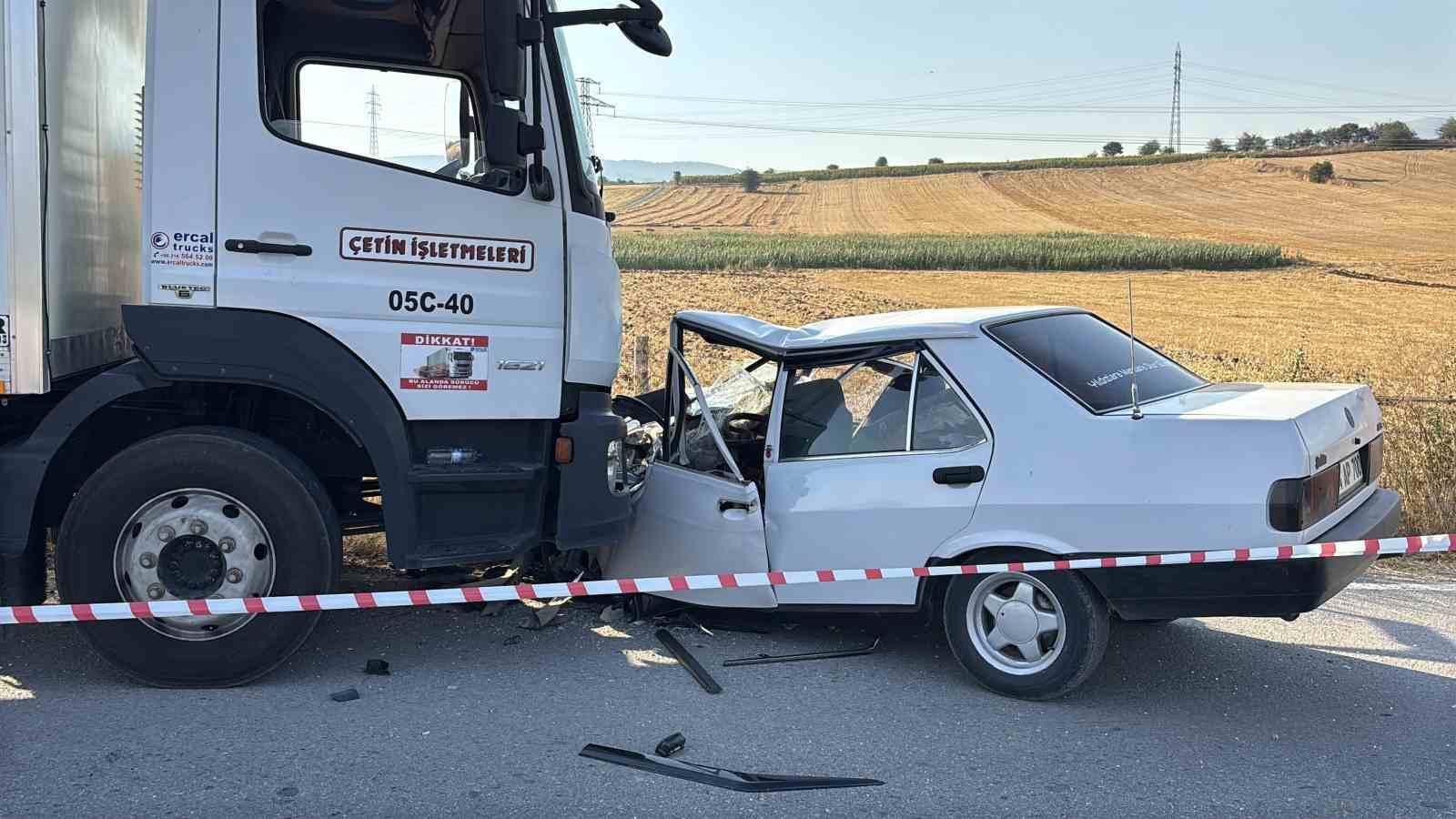 Bolu&rsquo;da kamyonla &ccedil;arpışan Fiat Tofaş hurdaya d&ouml;nd&uuml;: 1&rsquo;i ağır 2 yaralı
