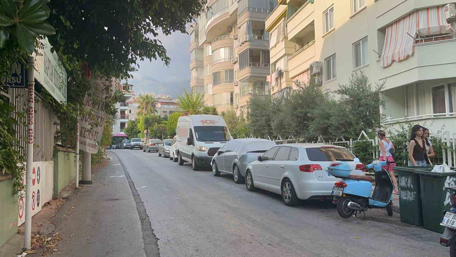 Kargo minib&uuml;s&uuml;nde uyuyakalan s&uuml;r&uuml;c&uuml; ekipleri alarma ge&ccedil;irdi
