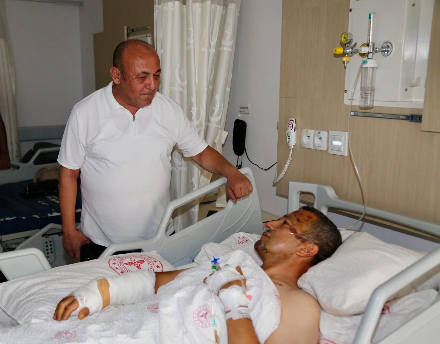 Emniyet M&uuml;d&uuml;r&uuml; Demir, yaralı polis memurunu ziyaret etti
