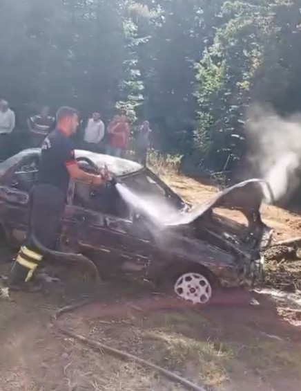 Kastamonu’da otomobilde çıkan yangın ormana sıçradı