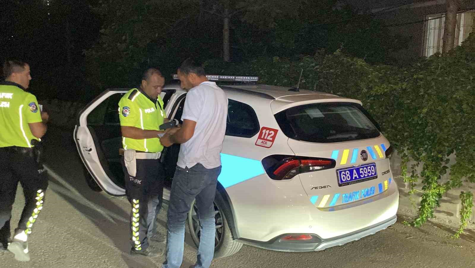 Alkoll&uuml; s&uuml;r&uuml;c&uuml;ye 11 bin lira ceza kesilerek, ehliyetine el konuldu
