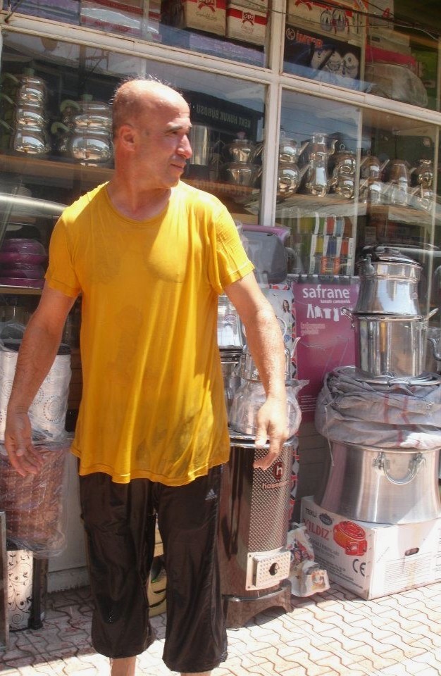 Sıcaklığa dayanamadı kafasından aşağı kovayla su d&ouml;kt&uuml;
