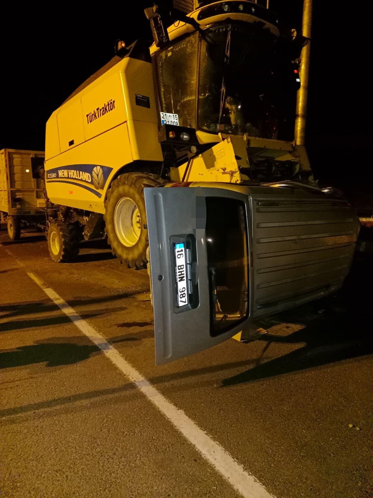 Ağrı&rsquo;da kamyonet bi&ccedil;erd&ouml;verle &ccedil;arpıştı: 2 yaralı
