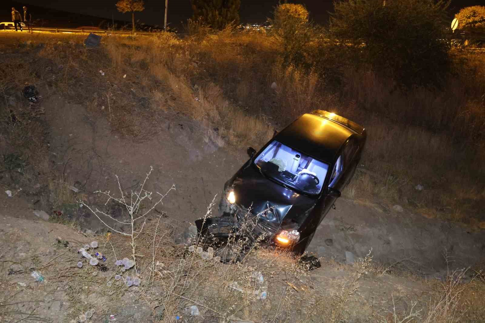 Elazığ’da otomobil şarampole uçtu: 5 yaralı