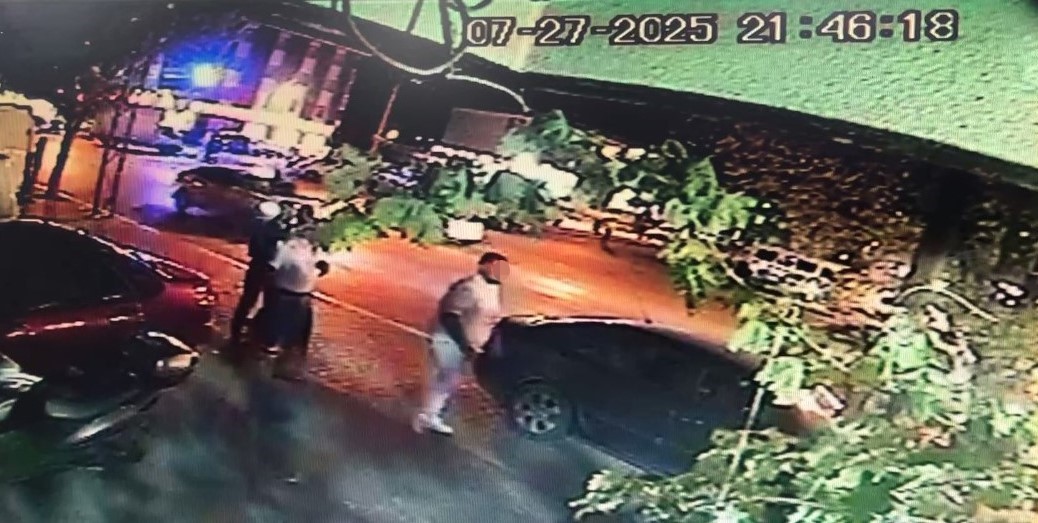 Yola fırlayan &ccedil;ocuğa iki otomobil &ccedil;arptı
