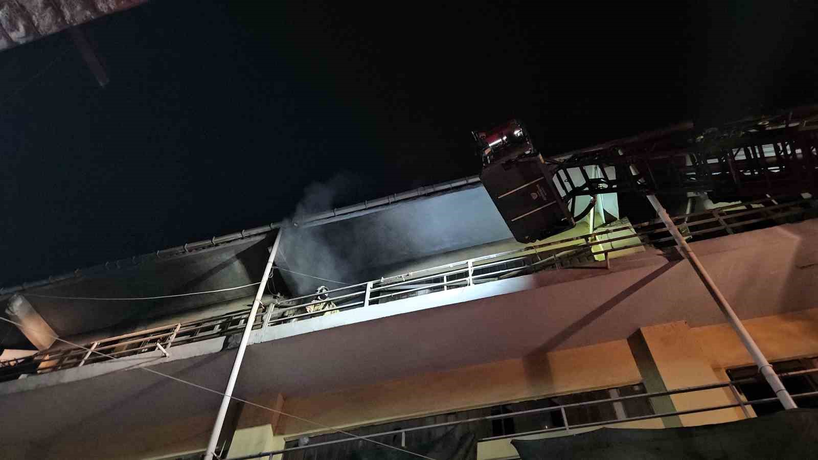 Zeytinburnu&rsquo;nda at&ouml;lye alevlere teslim oldu
