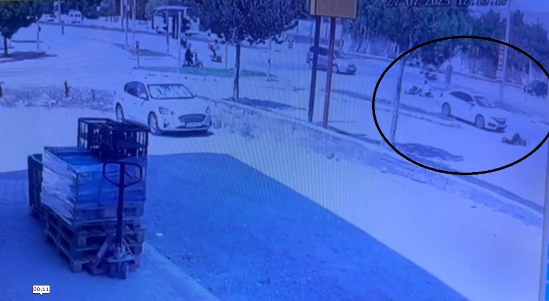 Erzincan’da otomobil ile elektrikli bisikletin çarpışma anı güvenlik kamerasına yansıdı