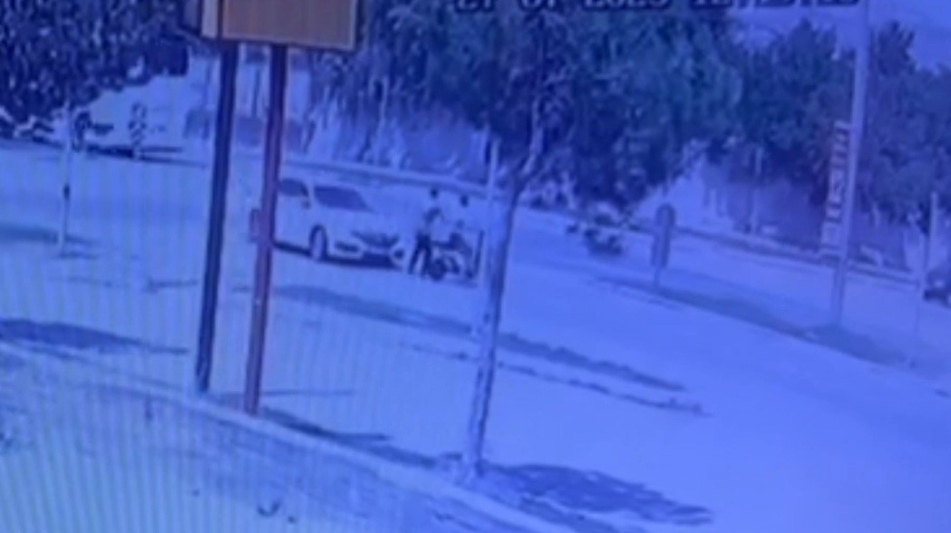 Erzincan&rsquo;da otomobil ile elektrikli bisikletin &ccedil;arpışma anı g&uuml;venlik kamerasına yansıdı
