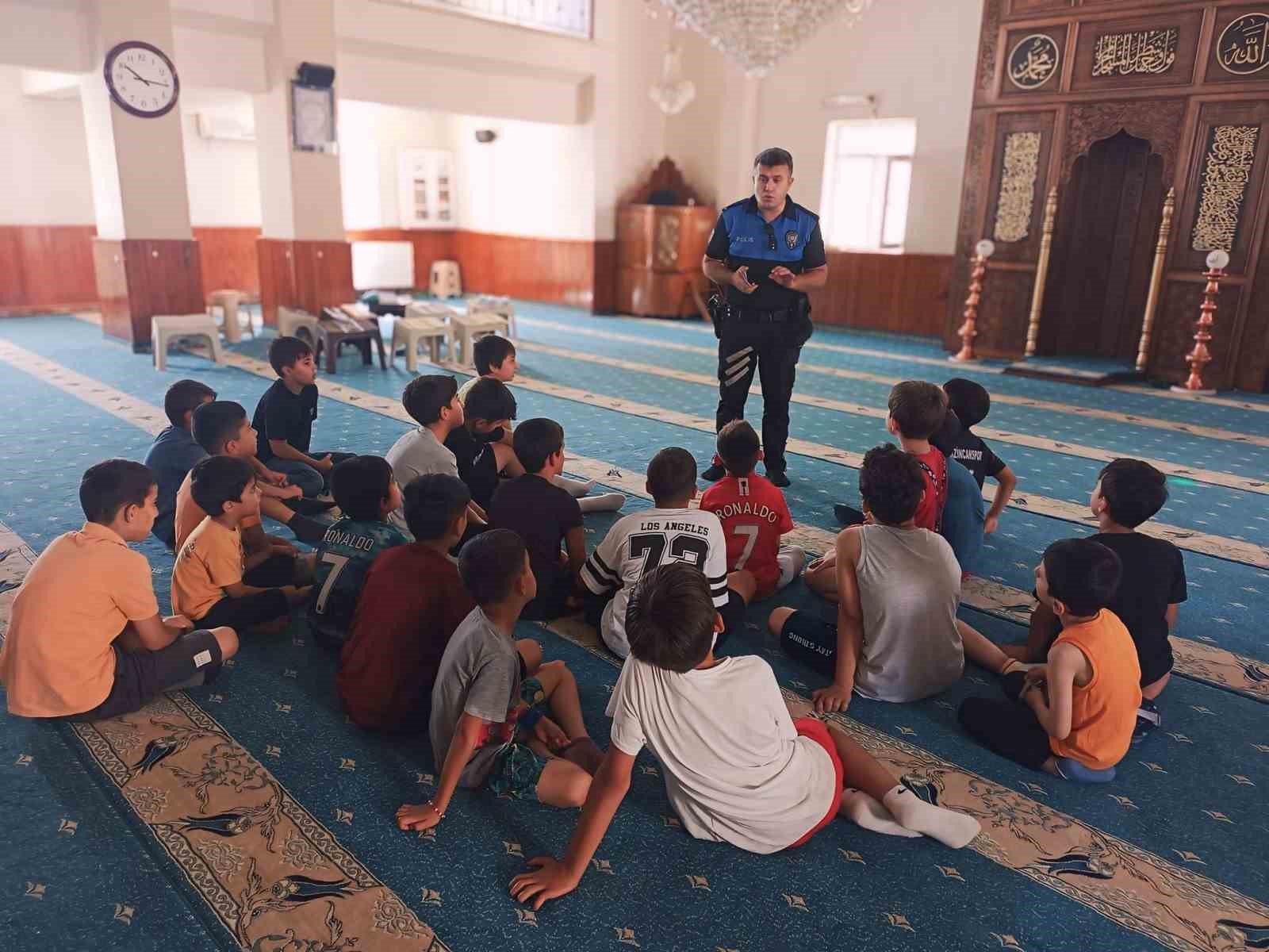 Erzincan polisi &ccedil;ocukları bilgilendiriyor
