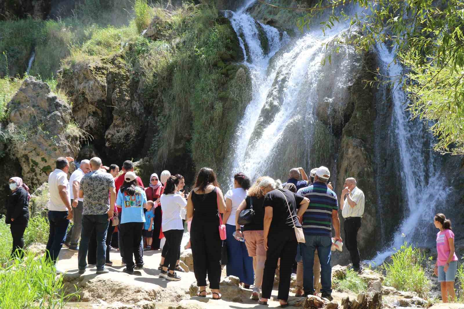 Aşırı sıcakların yaşandığı bug&uuml;nlerde serinlemek isteyenler Girlevik Şelalesi&rsquo;ne akın ediyor
