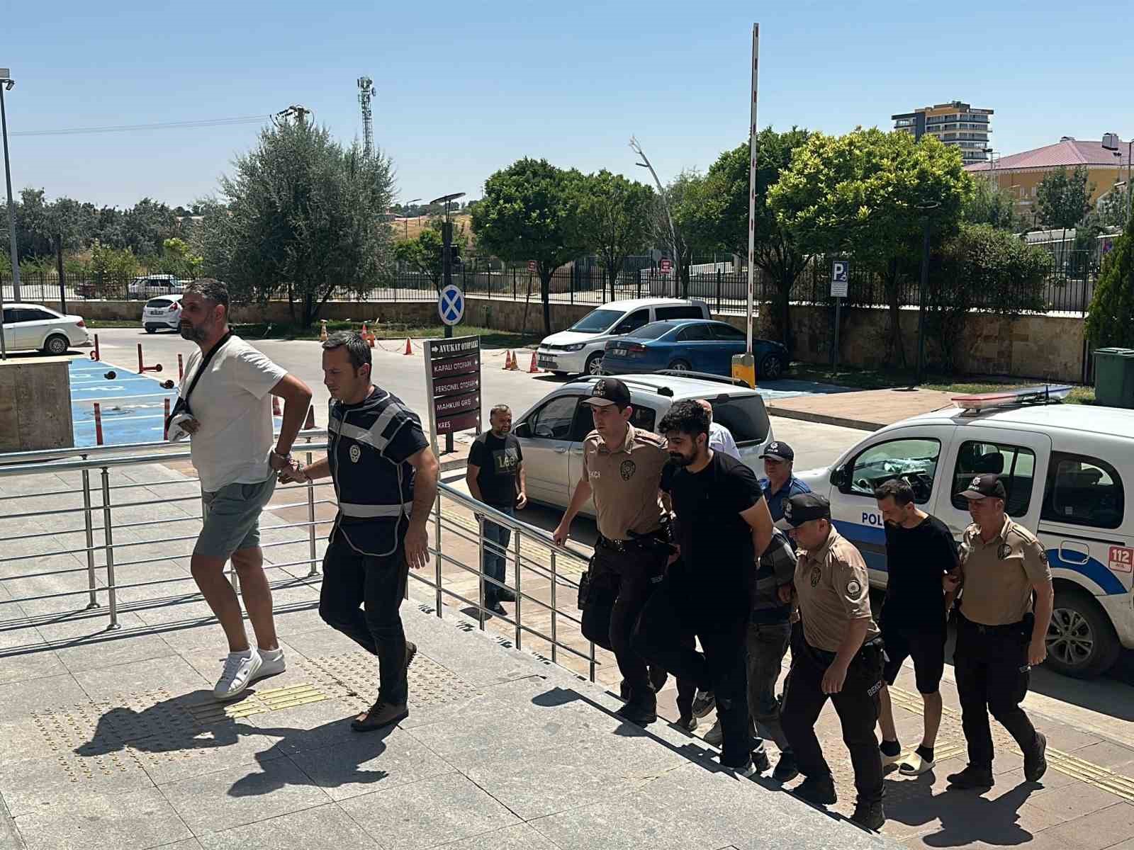 Uşak’ta 2 kişinin hayatını kaybettiği toprak kayması olayında şüpheli 2 kişi tutuklandı