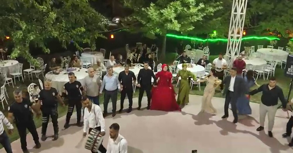 Polisler, küçük yaştayken babası vefat eden polis kızının kına gecesinde halay çekti