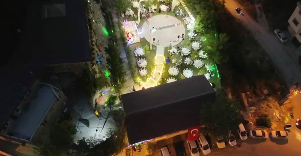 Polisler, küçük yaştayken babası vefat eden polis kızının kına gecesinde halay çekti