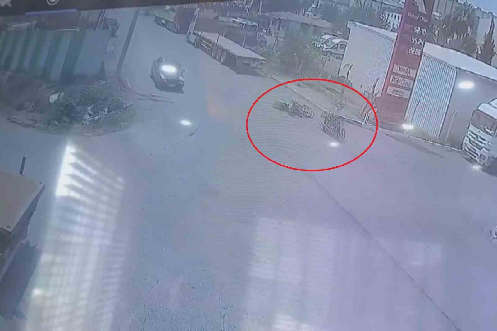 Motosikletlerin &ccedil;arpışmasıyla yere savruldular
