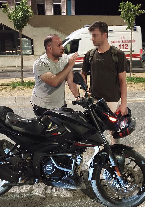 Polis motosiklet sürücüsünü bu sözlerle uyardı