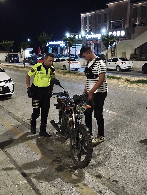 Polis motosiklet sürücüsünü bu sözlerle uyardı
