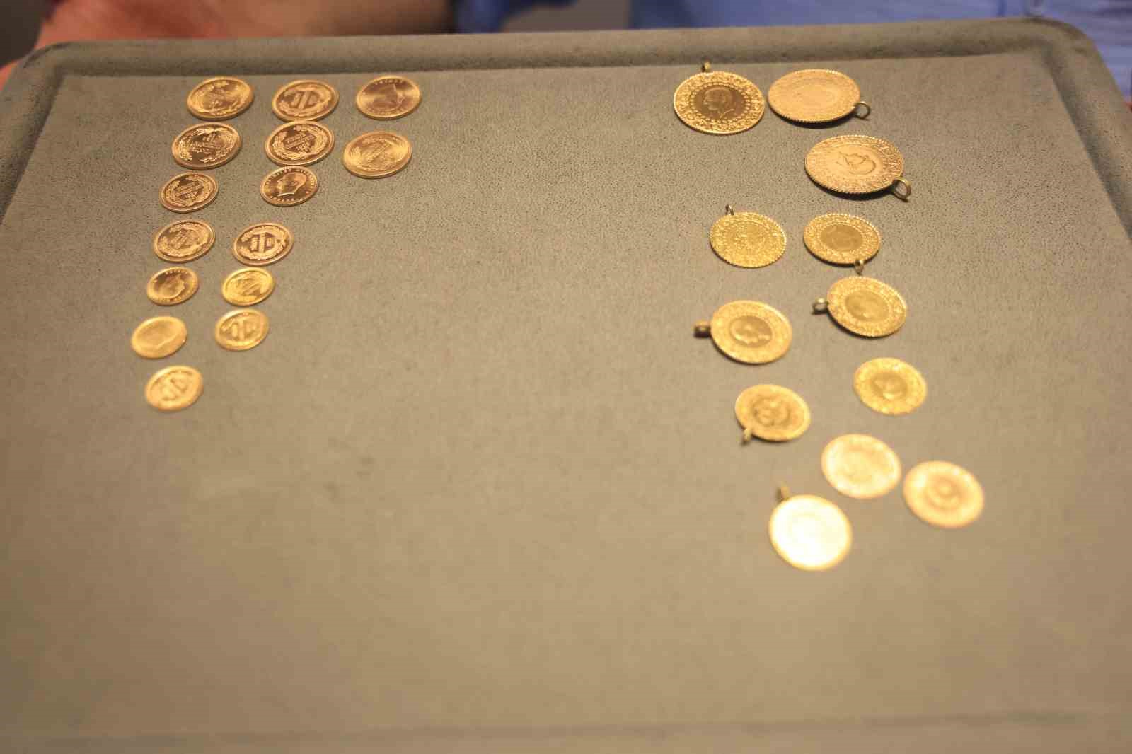 D&uuml;ğ&uuml;nde takılan sahte ve gramajı d&uuml;ş&uuml;k altınlarla hayal kırıklığı yaşamak istemeyen &ccedil;iftlere altın değerinde tavsiye
