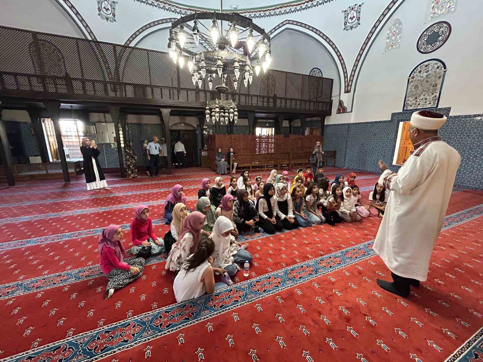 Kur’an kursu öğrencileri Hüsrev Paşa Camii’nin manevi atmosferini teneffüs etti