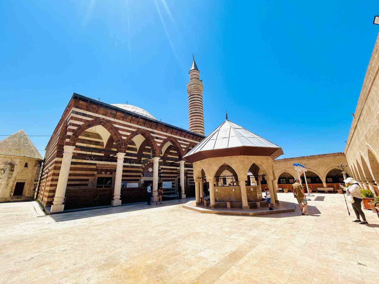 Kur&rsquo;an kursu &ouml;ğrencileri H&uuml;srev Paşa Camii&rsquo;nin manevi atmosferini teneff&uuml;s etti
