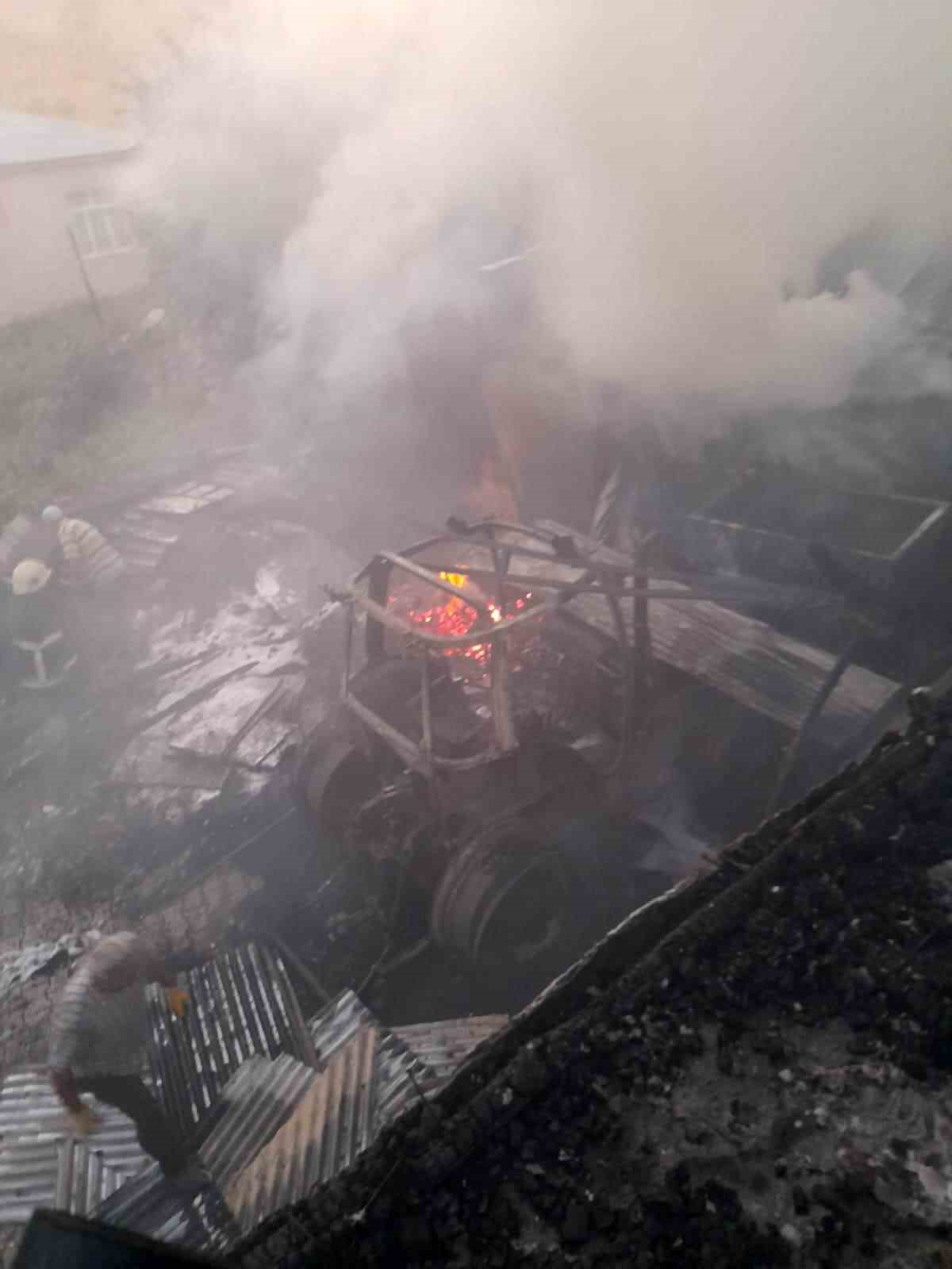 Elazığ’da yanan traktör kullanılmaz hale geldi