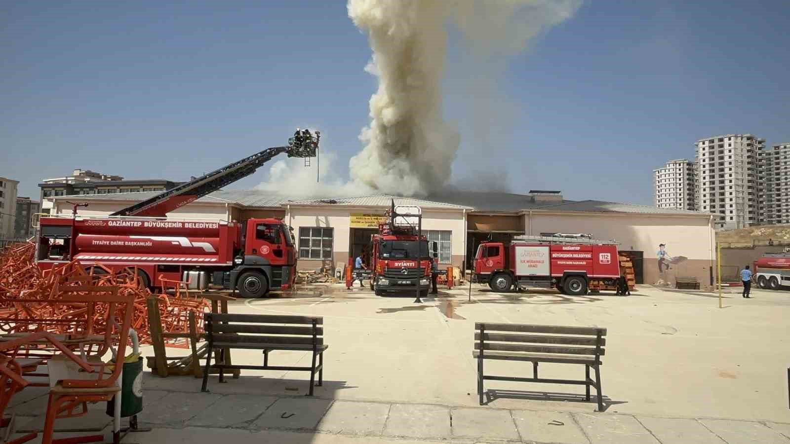 Gaziantep’te meslek lisesinin mobilya atölyesinde yangın
