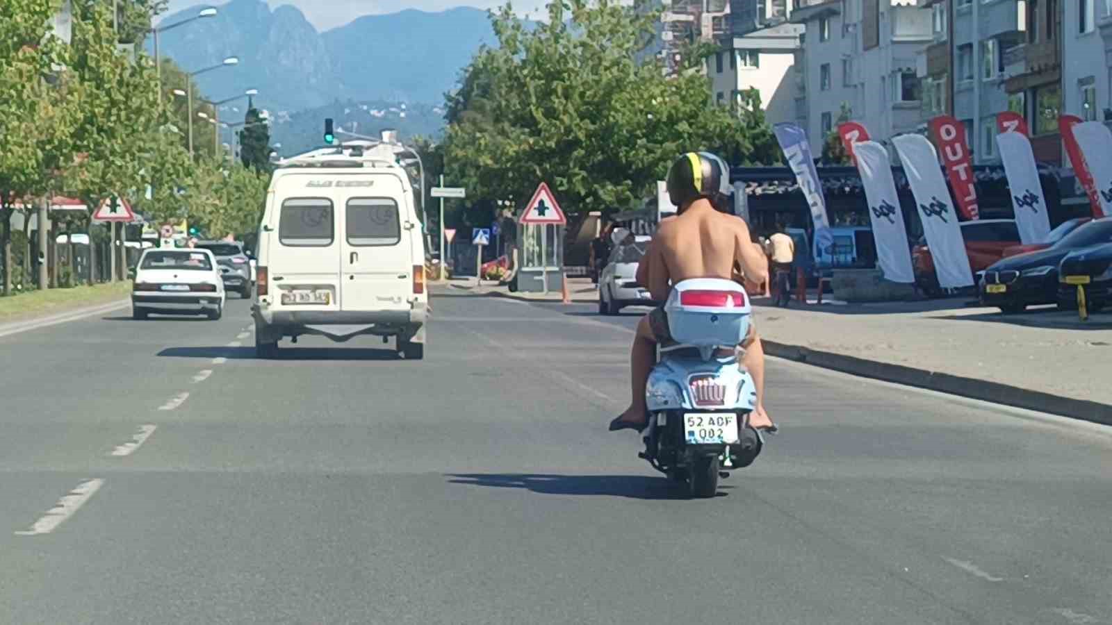 Kask ve şortla motosiklet kullanıp tehlikeye neden oldular
