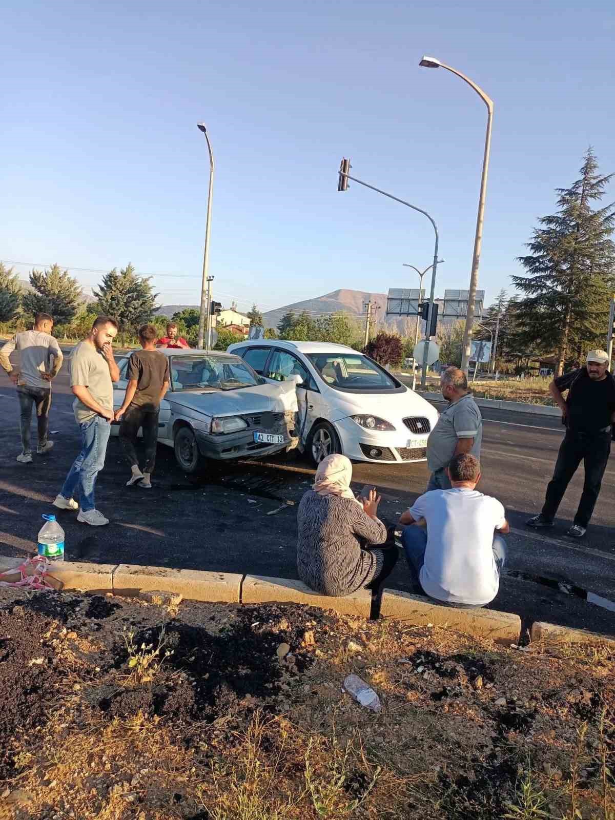 Elektrik direğine çarpan tır, trafiği tehlikeye soktu
