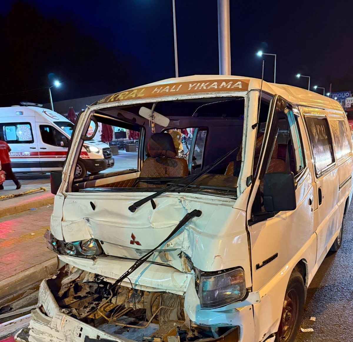 Ara&ccedil;ta sıkışan s&uuml;r&uuml;c&uuml;y&uuml; itfaiye kurtardı
