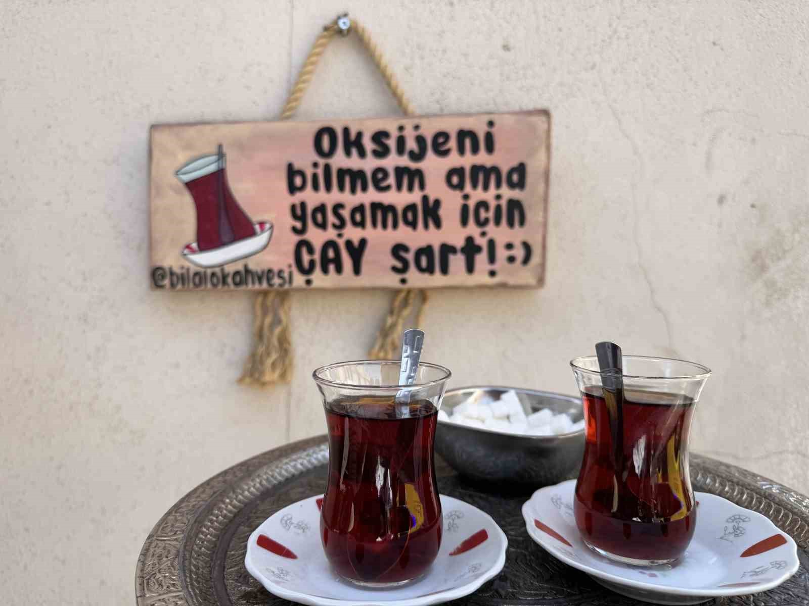 50 yıldır çaycılık yapan esnaf bunaltıcı sıcakta da ocağın başında