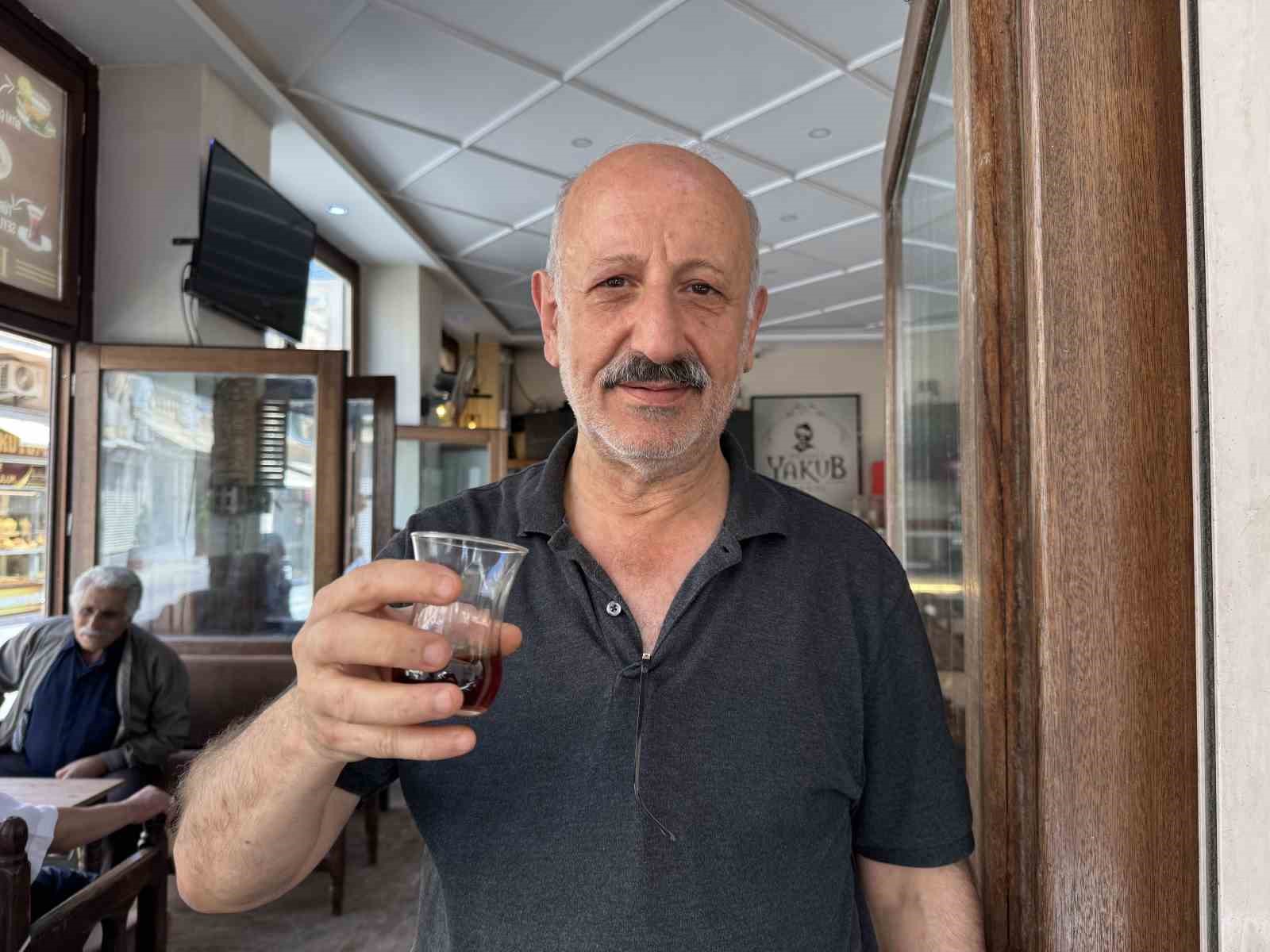 50 yıldır çaycılık yapan esnaf bunaltıcı sıcakta da ocağın başında