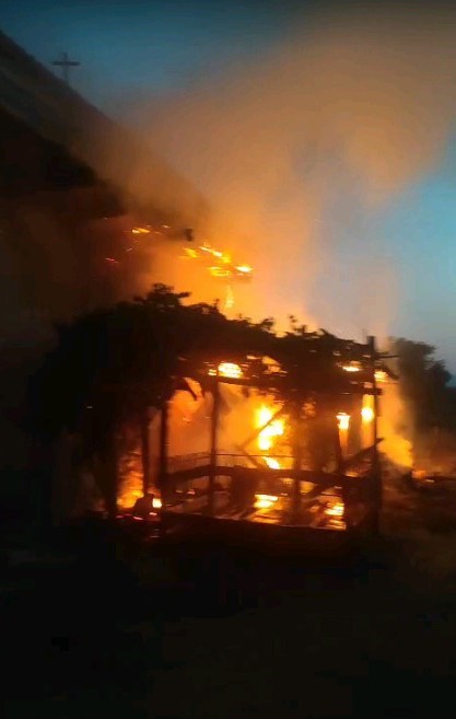 Antalya&rsquo;da alev alev yanan ev kullanılamaz hale geldi
