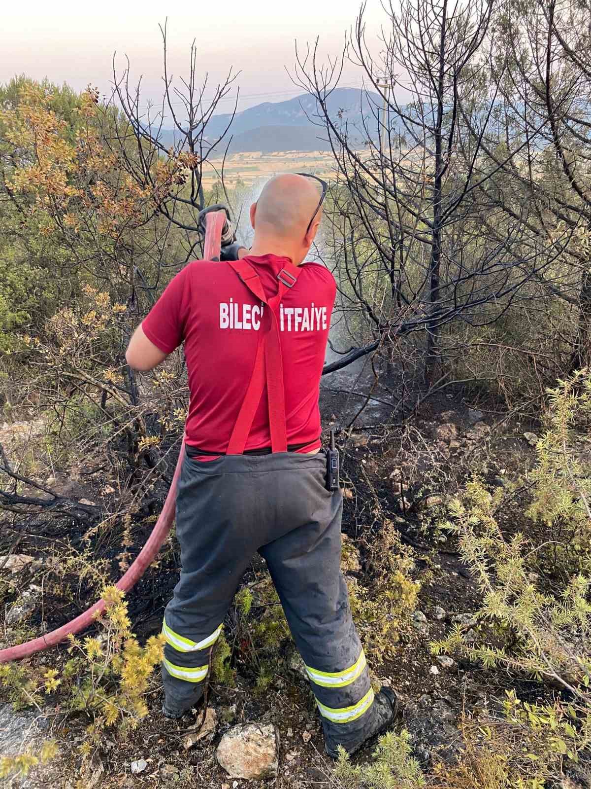 (&Ouml;ZEL) Orman yangınlarında var g&uuml;c&uuml;yle &ccedil;alışan itfaiyeciler hayvanlara da b&uuml;y&uuml;k şefkat g&ouml;steriyor
