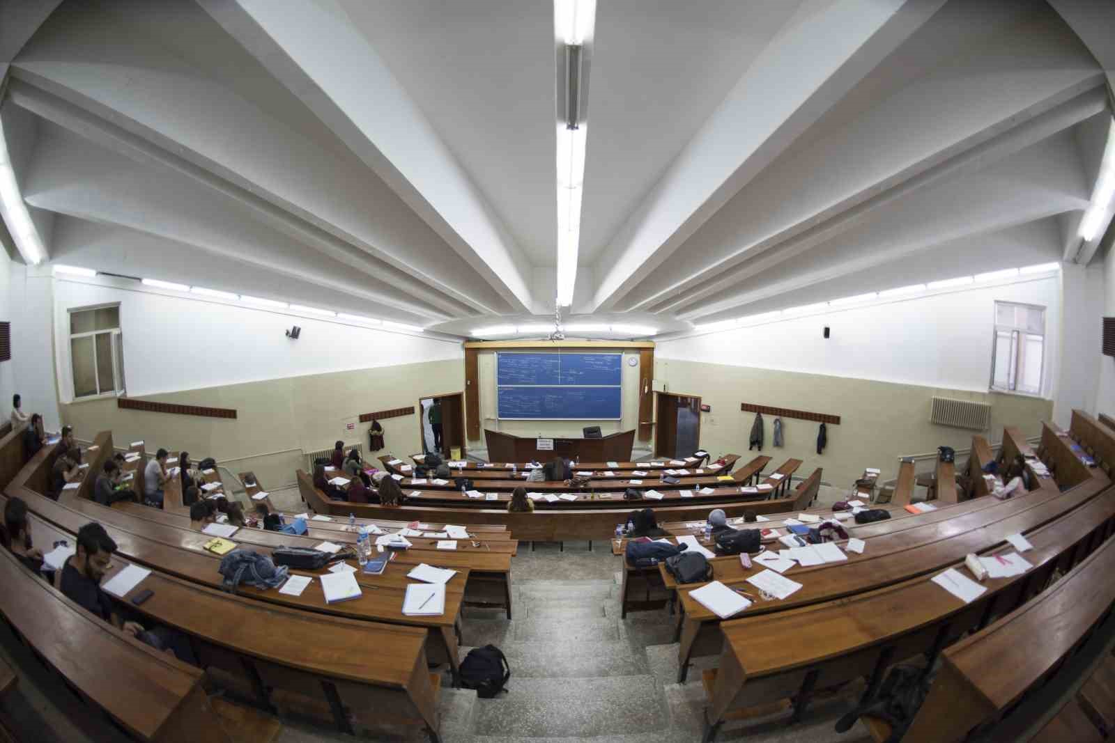 İİBF yarım asrı aşan tecrübesiyle başarılı mezunlar vermeye devam ediyor