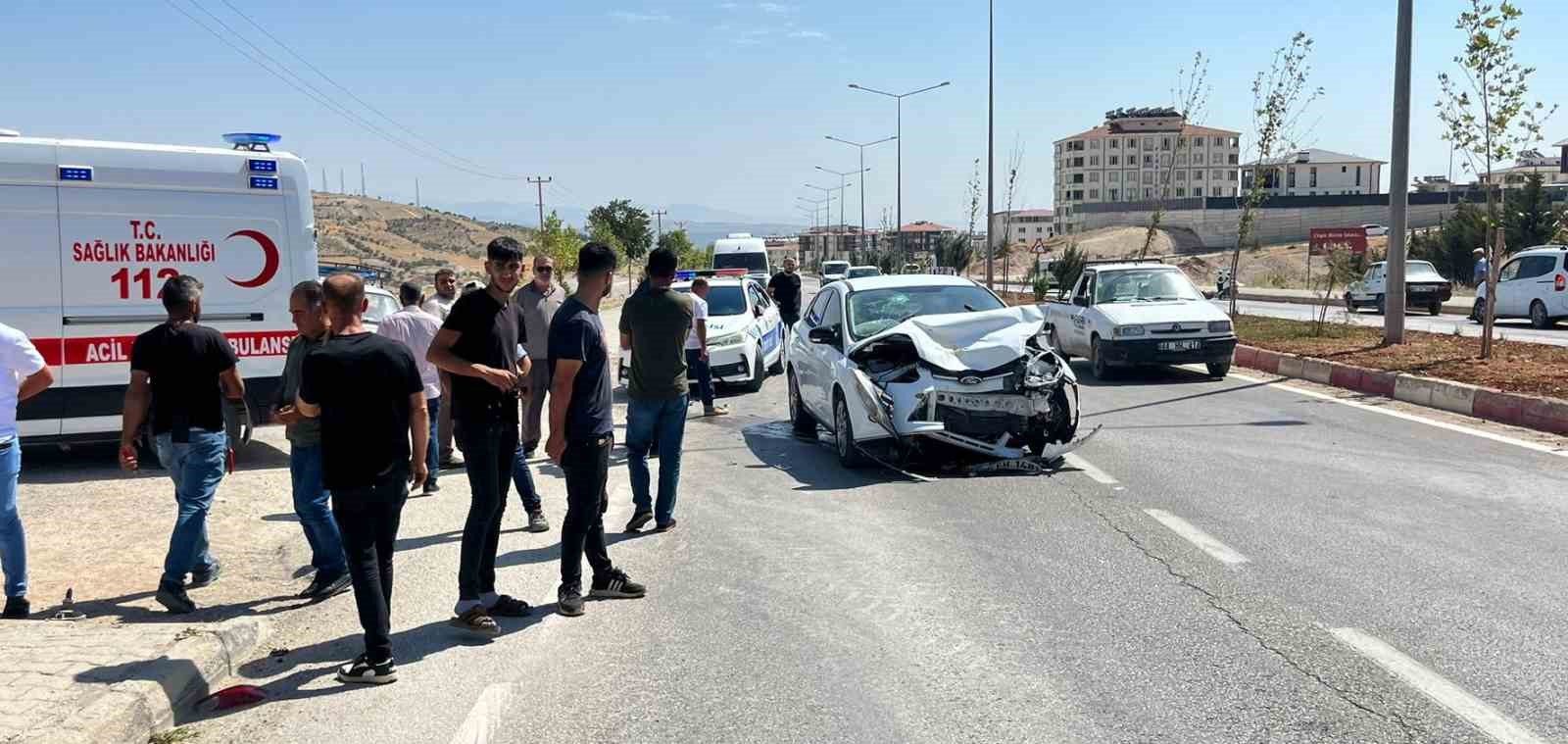 Adıyaman’da iki otomobil çarpıştı:  2 yaralı